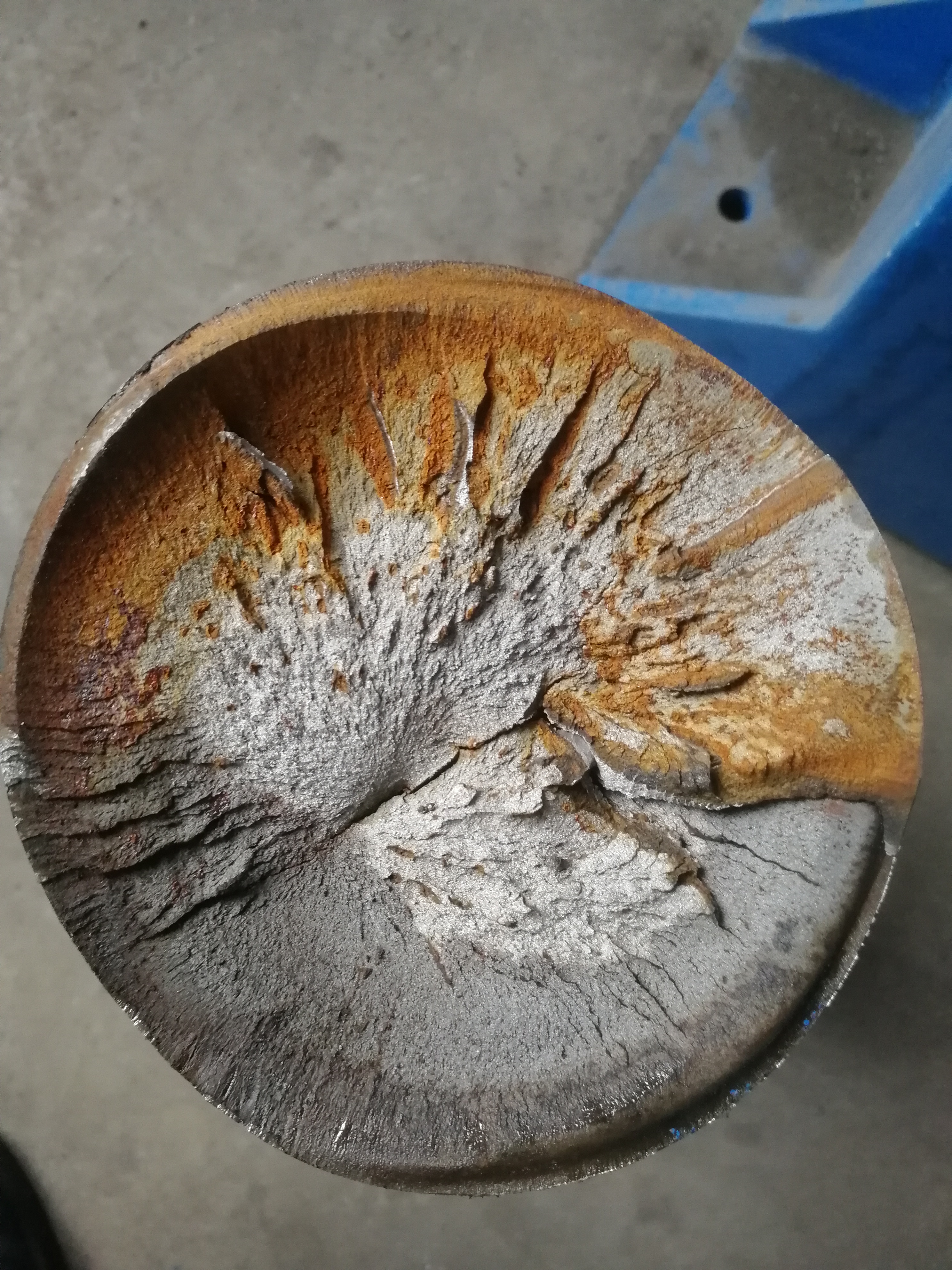 裂纹打开后上部开裂横截面
