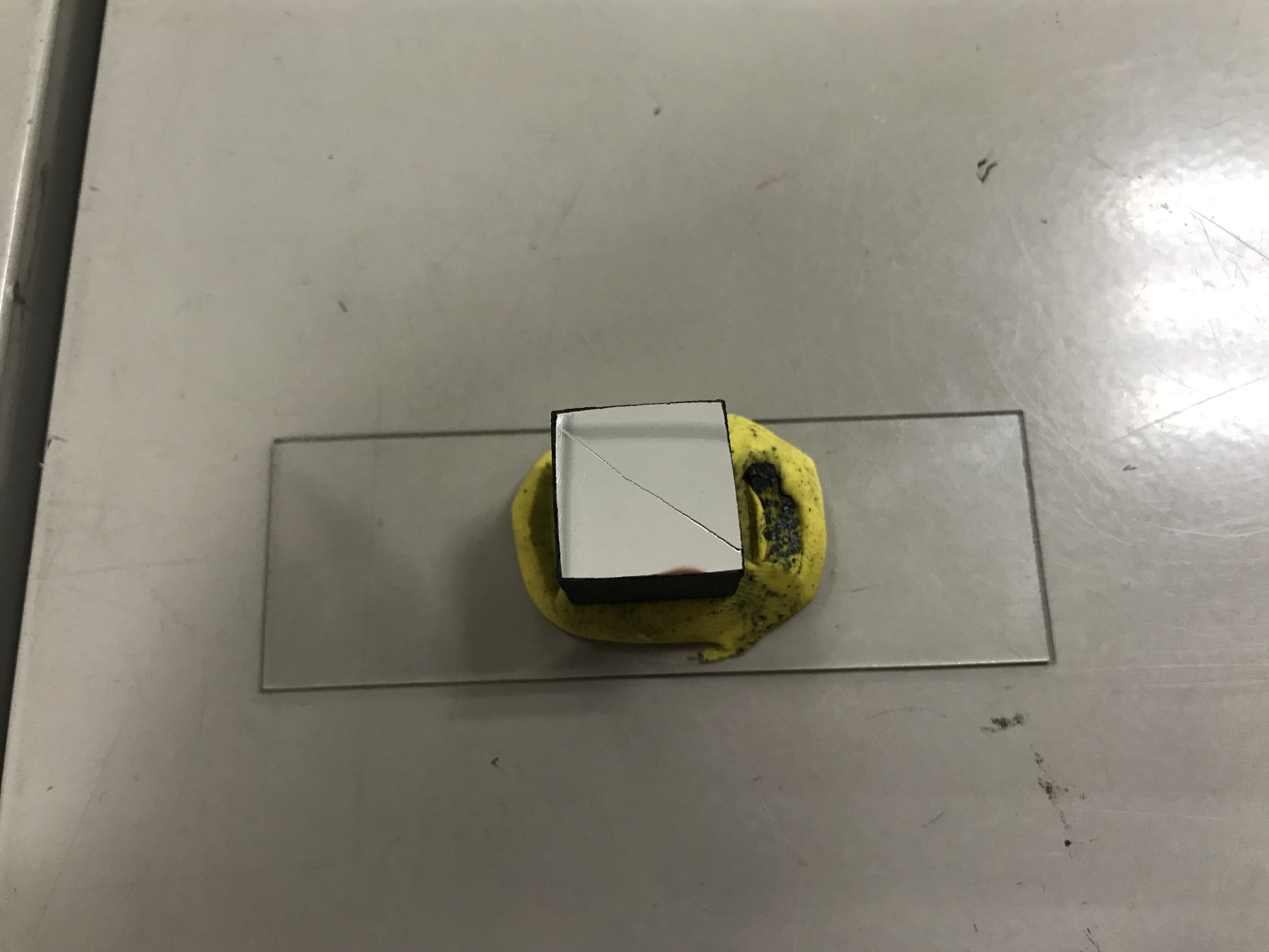 裂纹从中心向两边对角线延申
